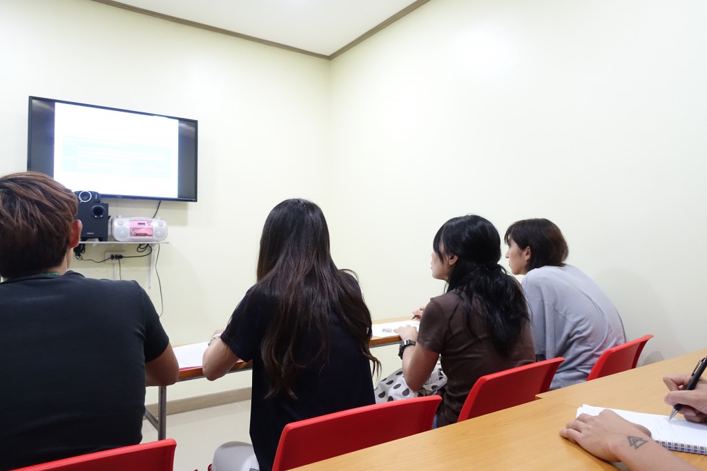 出来たばかりの綺麗な教室で学ぶビジネスコースの生徒さん達