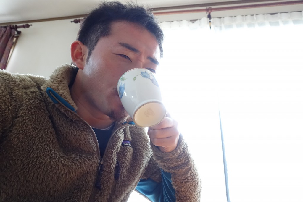 昼下がりにシベットコーヒーを飲む僕。