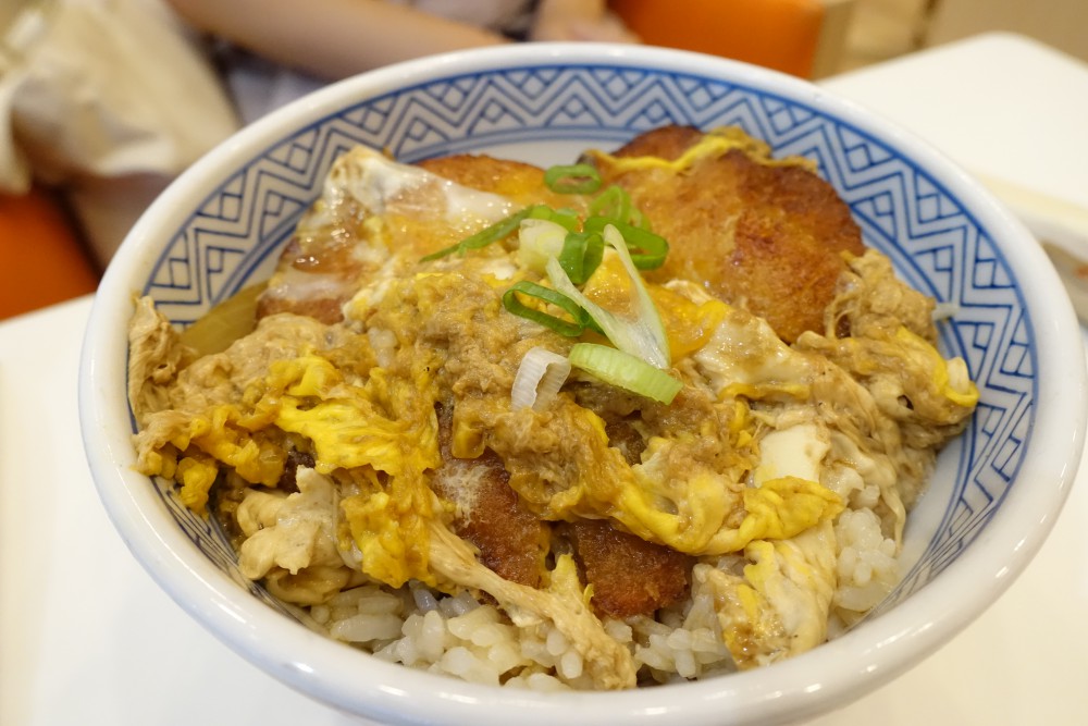 チキンカツ丼(145ペソ)