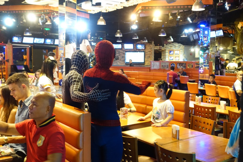 子どもたちと遊ぶスパイダーマン