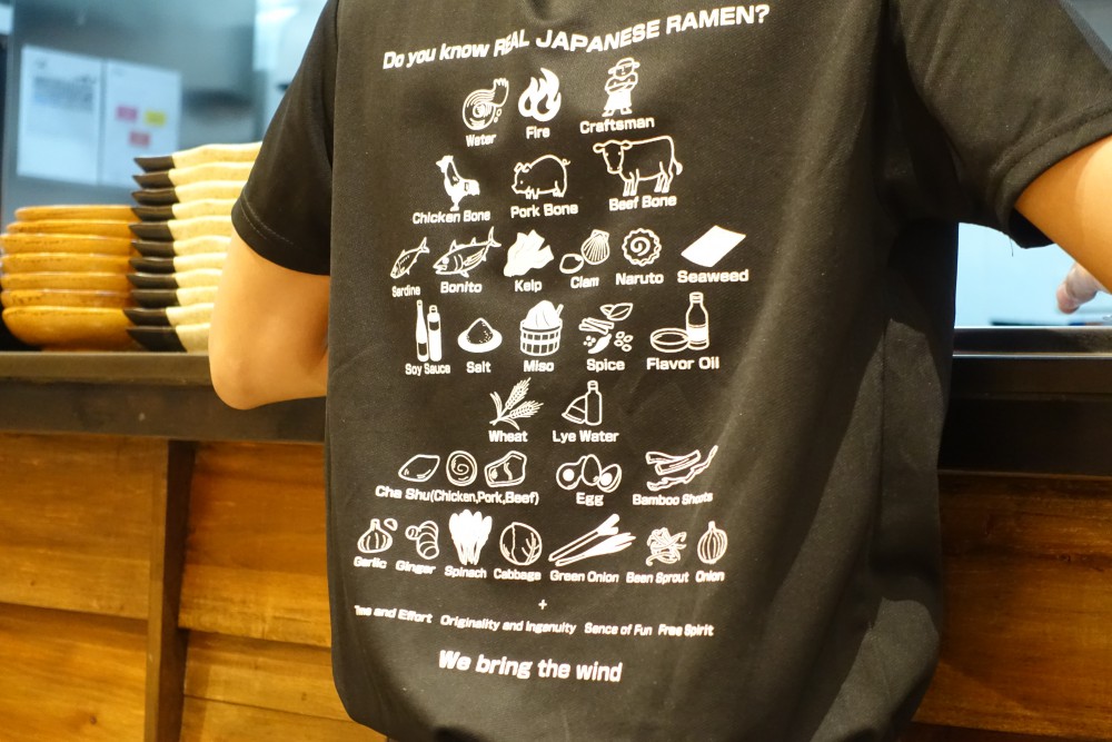 秋光の店員さんのTシャツはラーメン凪でした。