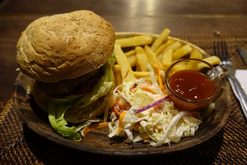 夜に食べたハンバーガー(350ペソ)