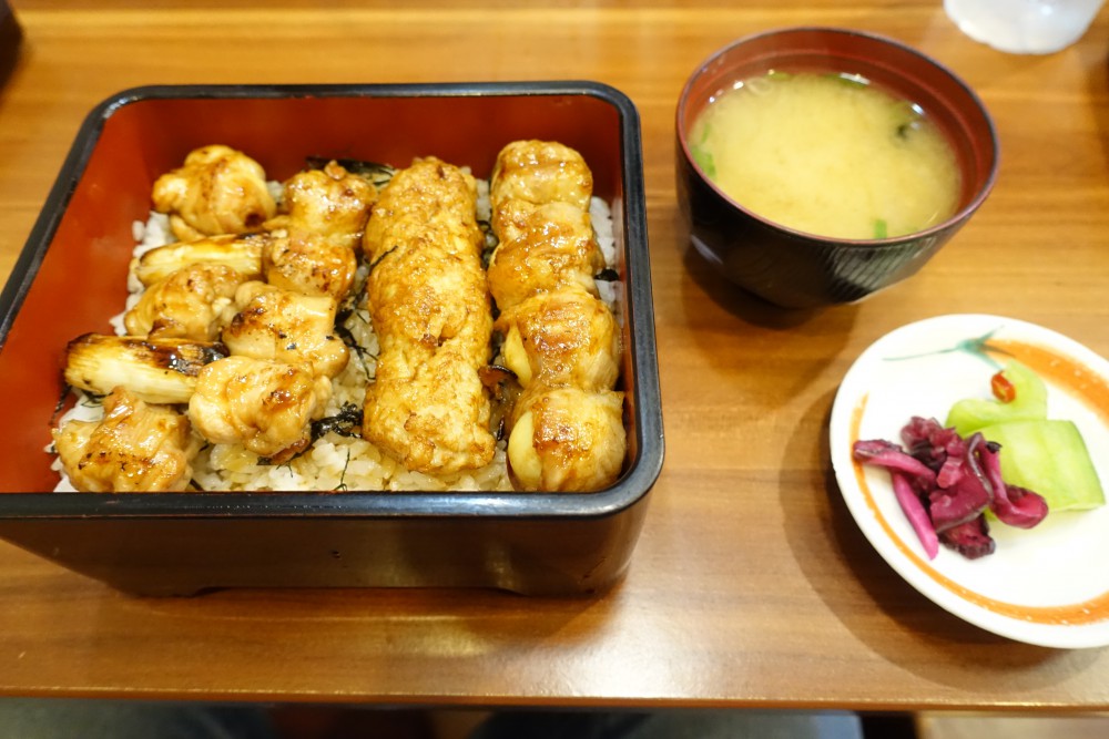 焼鳥重には味噌汁とおしんこが付きます