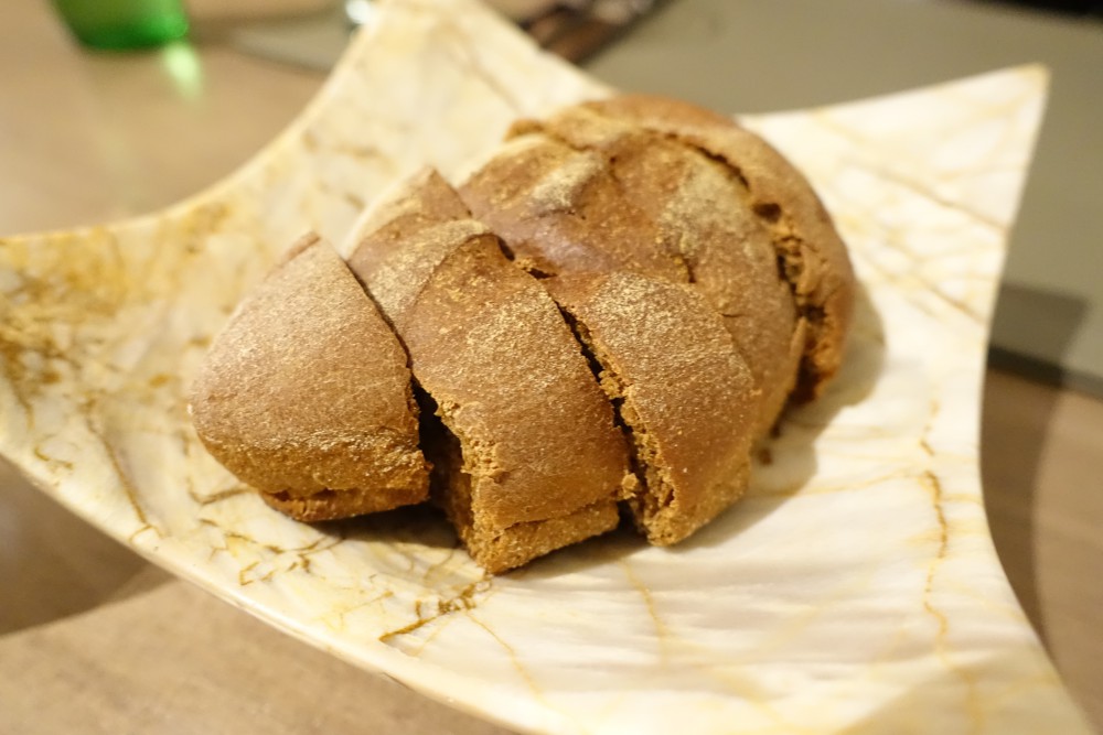 最初に出てきたパンも独特の味がして美味しいです！