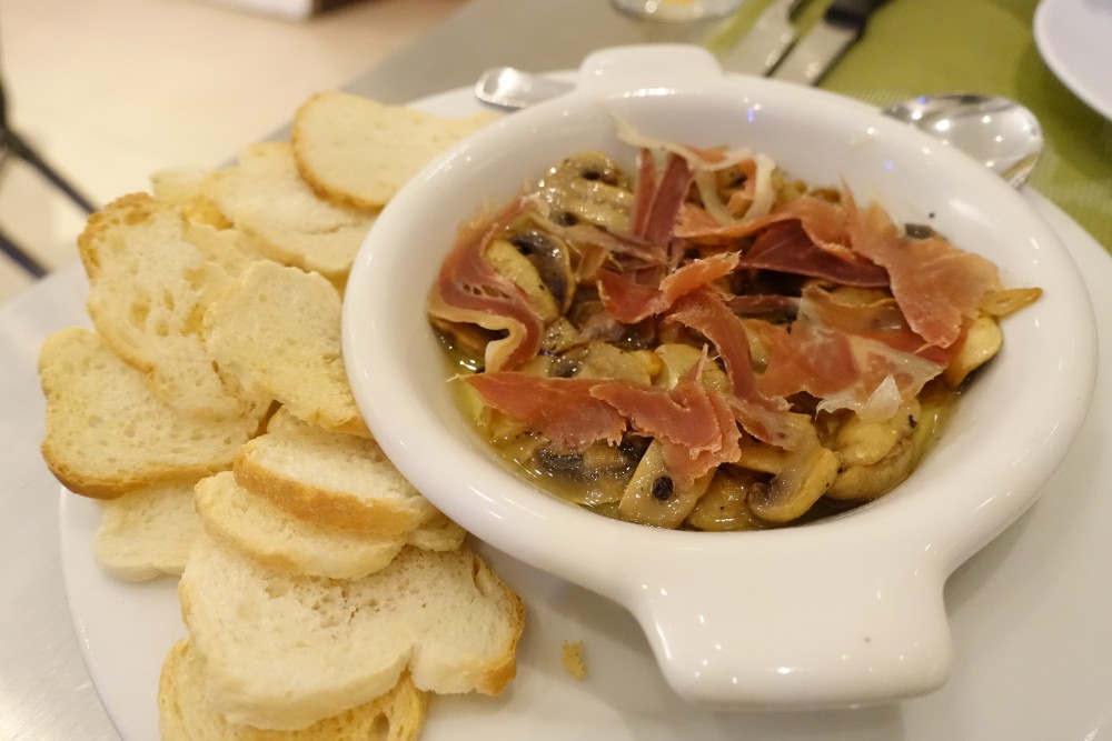 マッシュルームのアヒージョ(MUSHROOM and JAMON SERRANO AL AJILLO)330ペソ