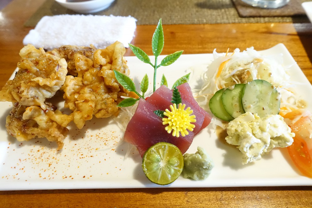 スパイシーチキン(チャーハンとセットで290ペソ)