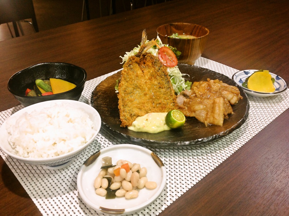 食生活も大事な要素。実際に食べてみておススメ出来る学校をご紹介します(写真はHOWDYの食事例)