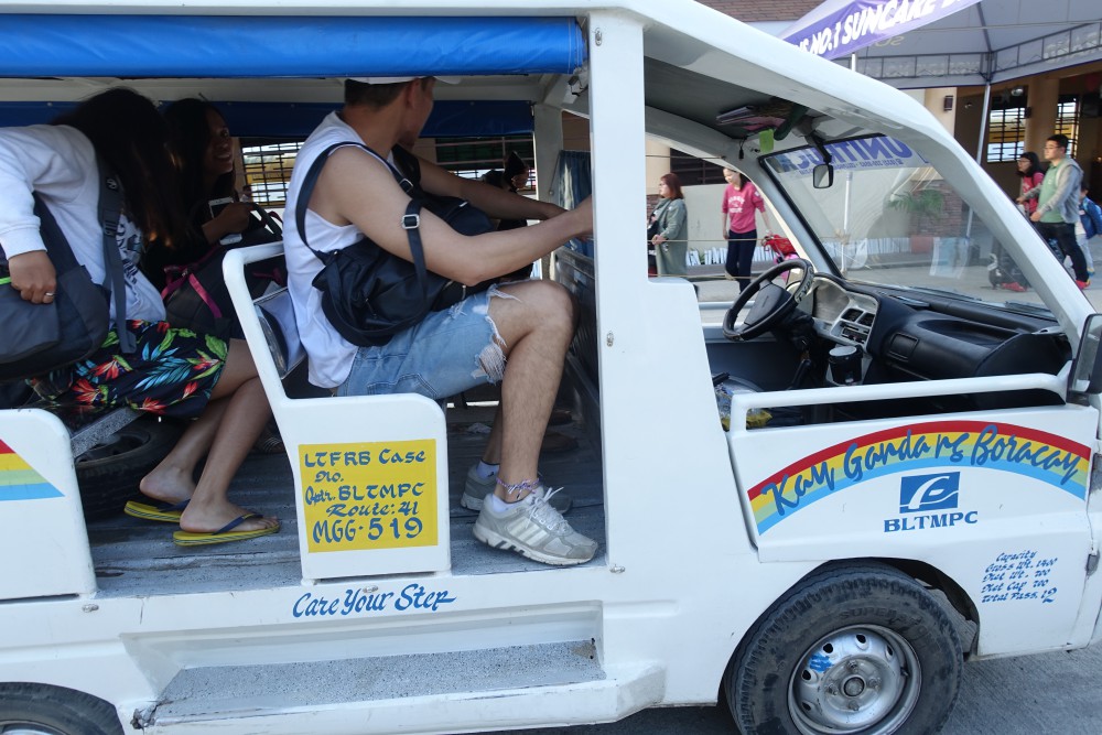 ボラカイ港からはこの車でホテルまで送ってくれます