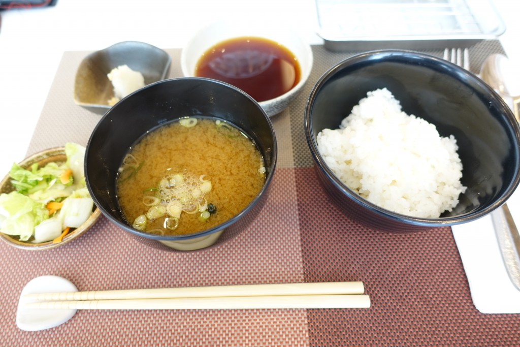 ごはんと味噌汁、おしんこも付いてきます。お米はもちろん日本米